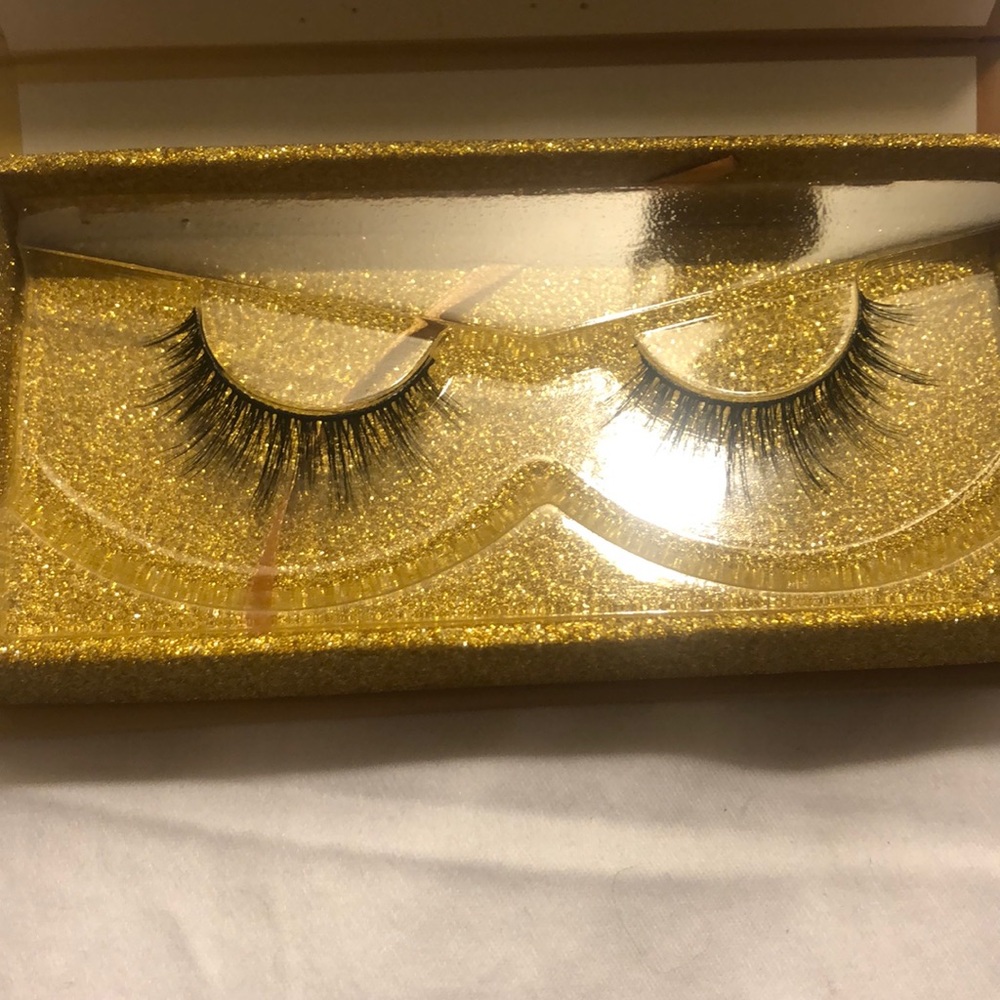 Two pairs Lashaholic Luxury Lashes! - Picture 2 of 3